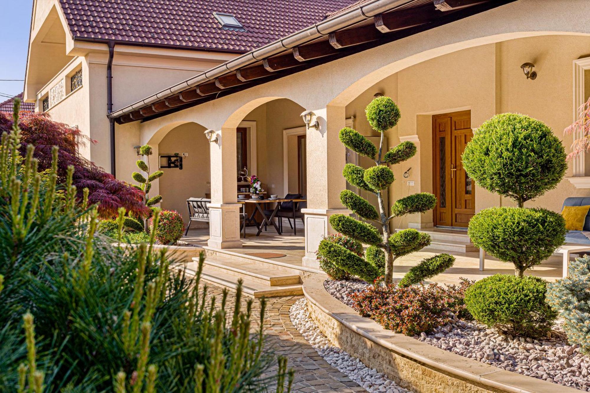 Sika Palladium Garden & Spa Central Apartment Arad Bagian luar foto