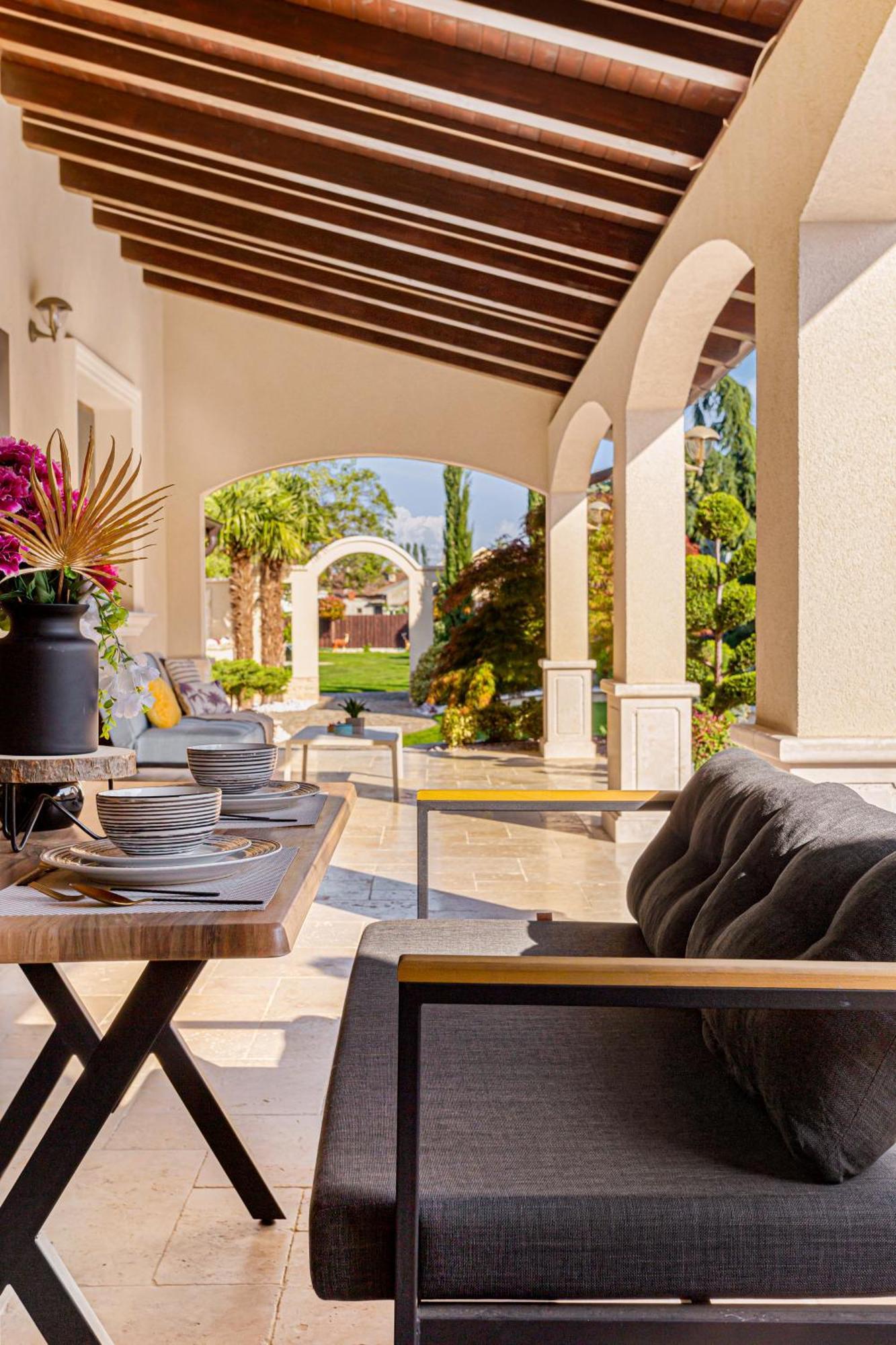 Sika Palladium Garden & Spa Central Apartment Arad Bagian luar foto