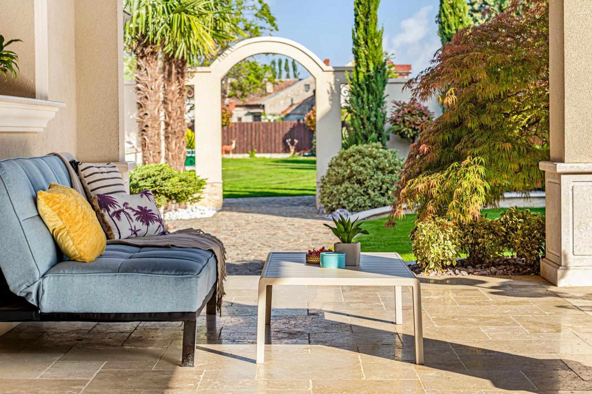Sika Palladium Garden & Spa Central Apartment Arad Bagian luar foto